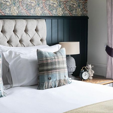 The Fleece At Cirencester Kültér fotó A bedroom at The Old Bank Hotel