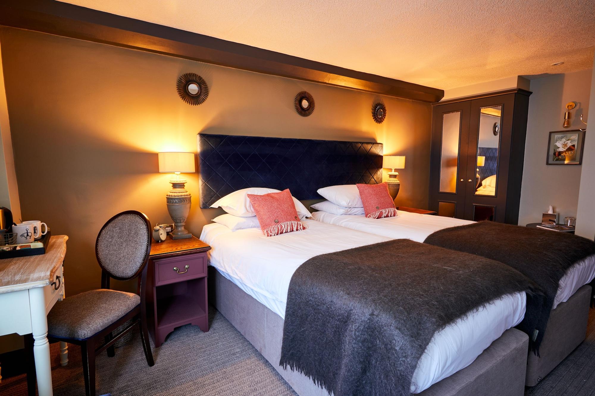 The Fleece At Cirencester Kültér fotó A bedroom at The Swan Hotel