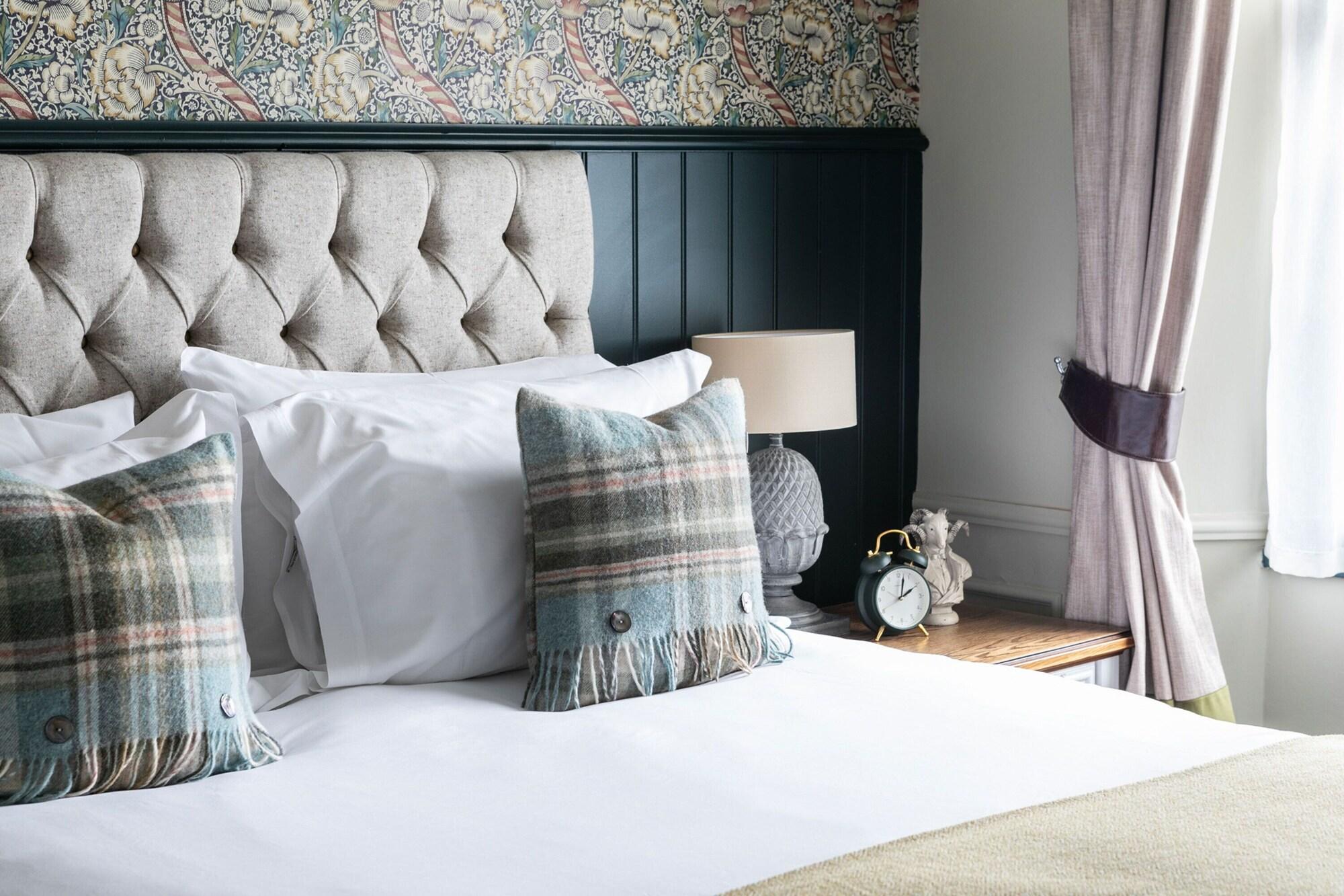 The Fleece At Cirencester Kültér fotó A bedroom at The Old Bank Hotel