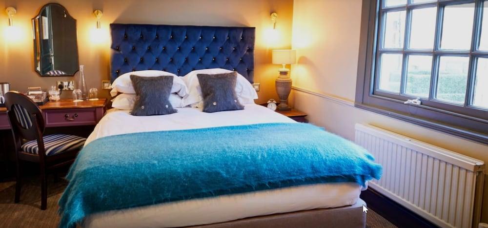 The Fleece At Cirencester Kültér fotó A bed with a blue throw