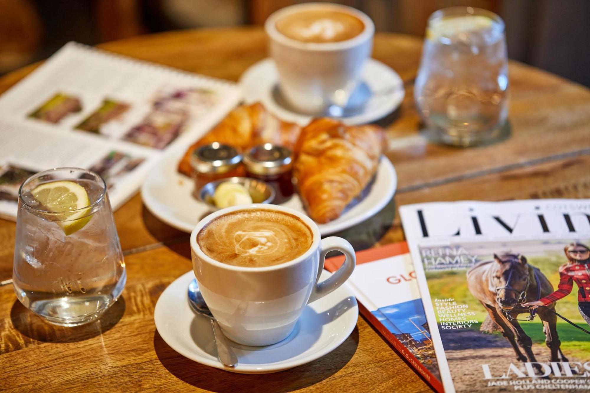 The Fleece At Cirencester Kültér fotó A cappuccino
