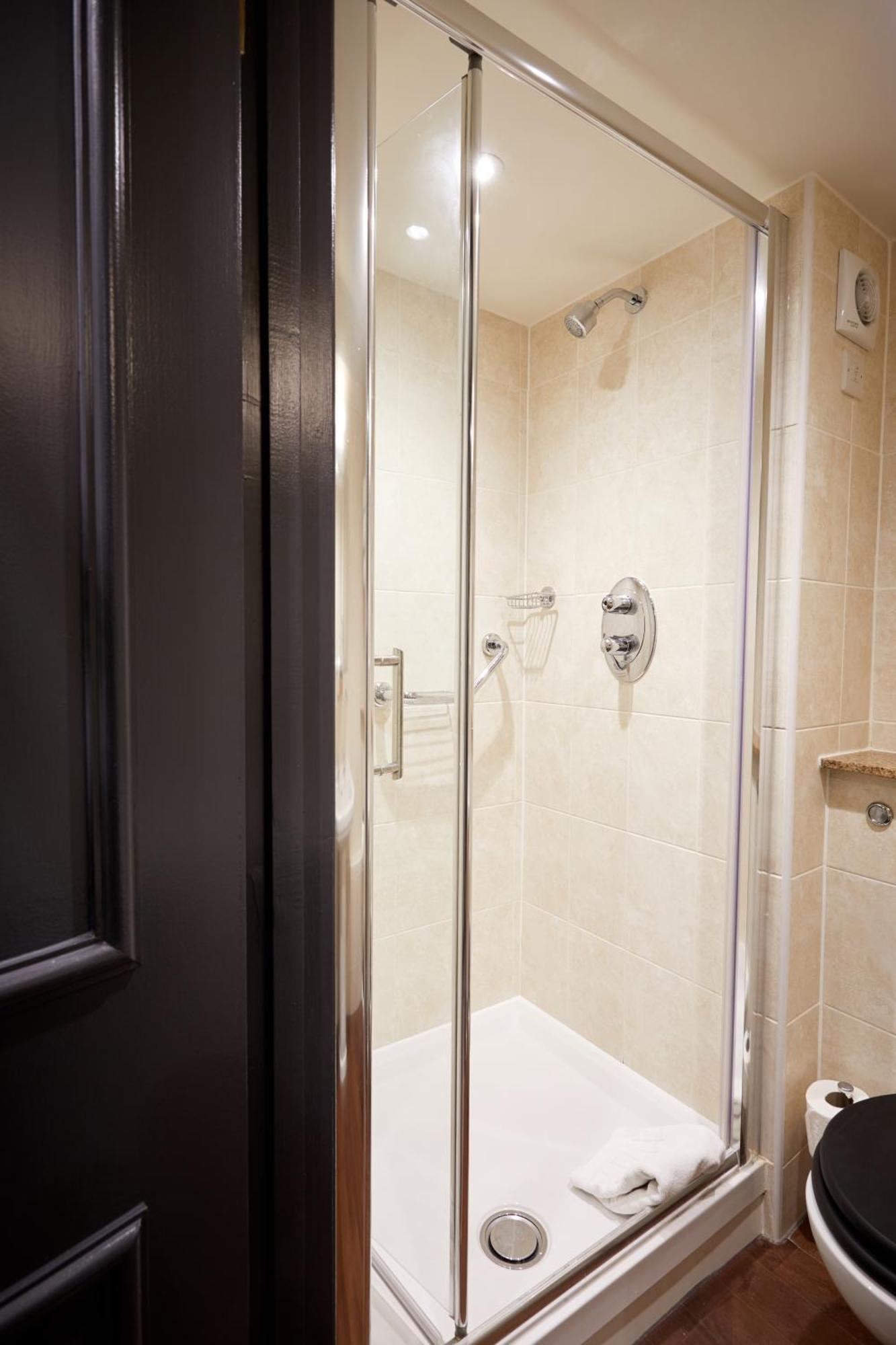 The Fleece At Cirencester Kültér fotó A shower enclosure