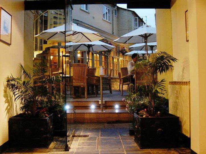 The Fleece At Cirencester Étterem fotó The entrance to the restaurant