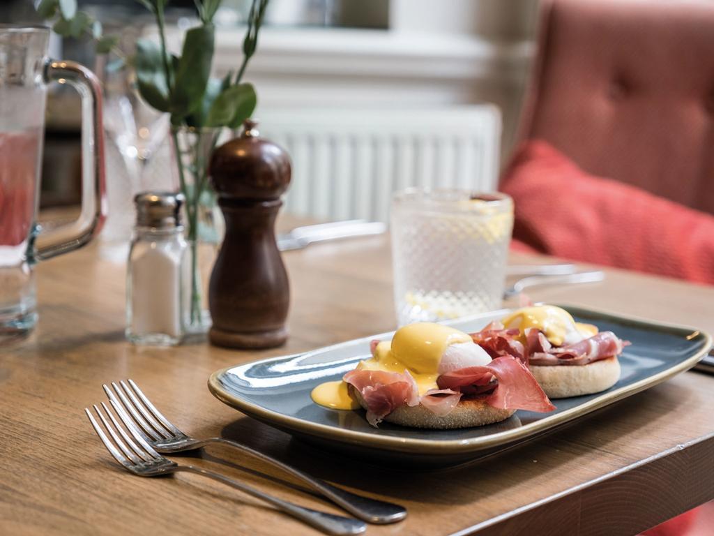 The Fleece At Cirencester Kültér fotó Eggs Benedict