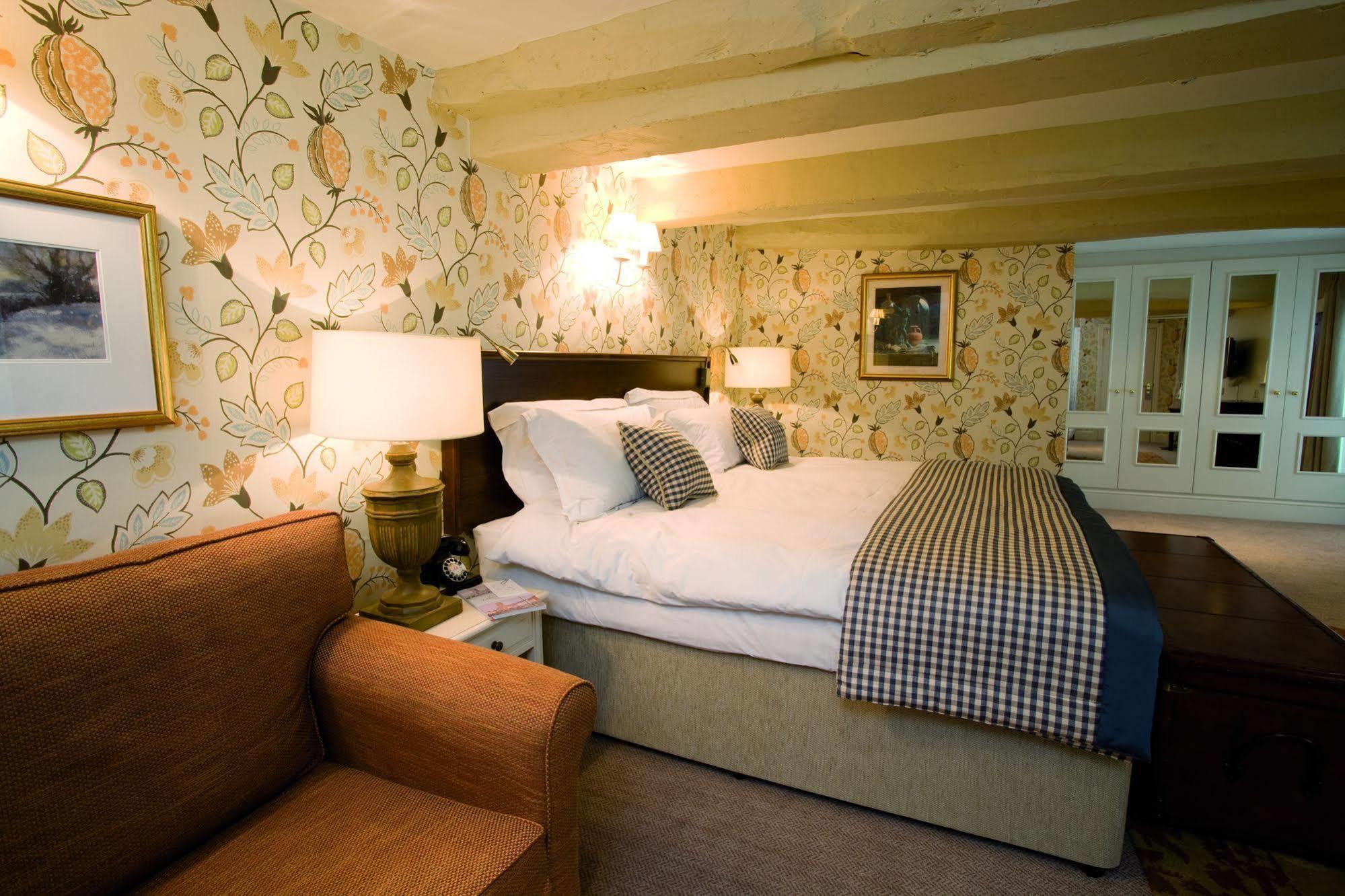 The Fleece At Cirencester Kültér fotó A bedroom at the hotel