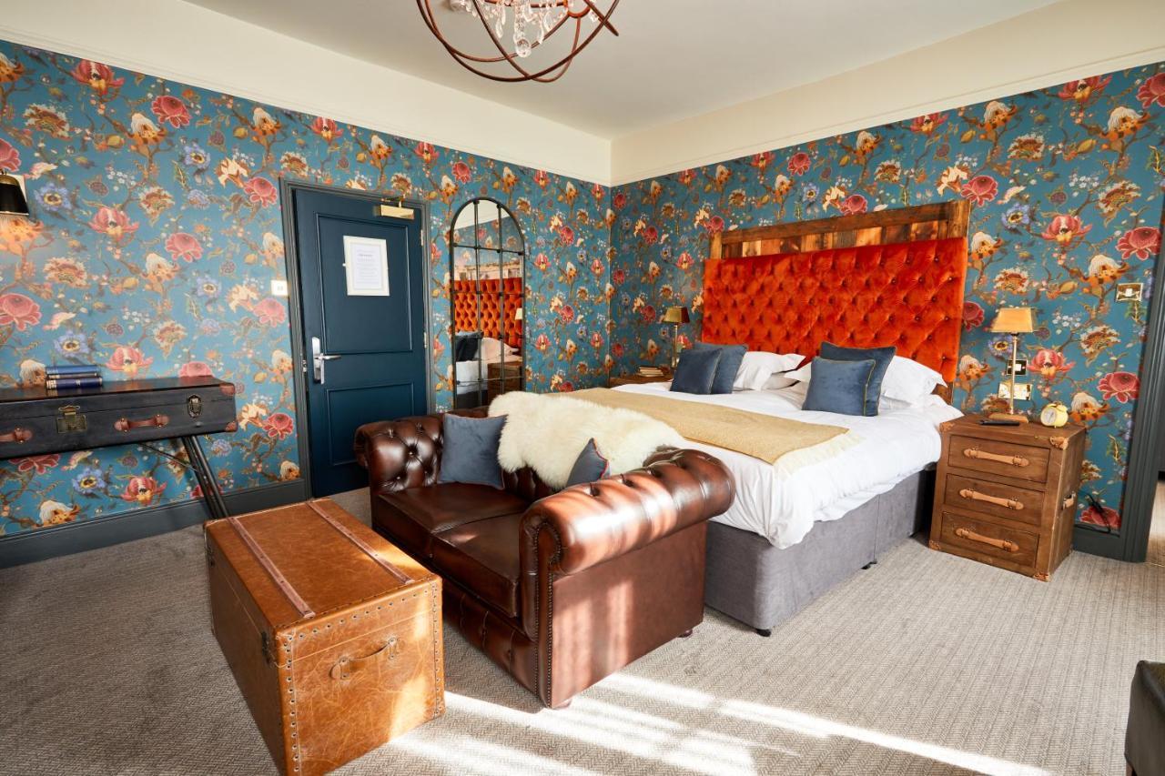 The Fleece At Cirencester Kültér fotó The hotel's rooms are individually designed.