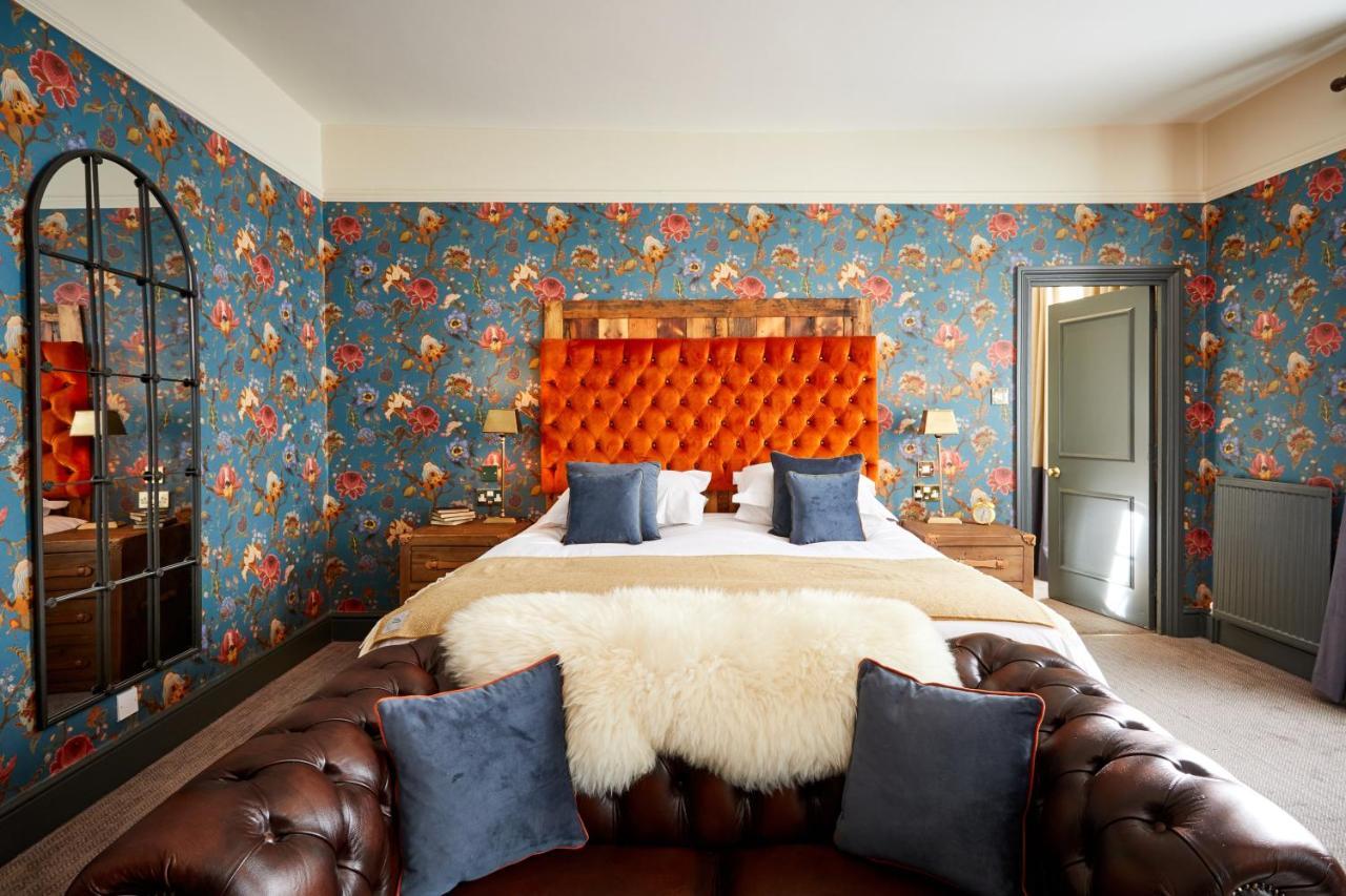 The Fleece At Cirencester Kültér fotó The bedroom at The Mitre
